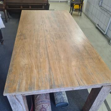 zware  houten tafel voor binnen of buiten. beschikbaar voor biedingen