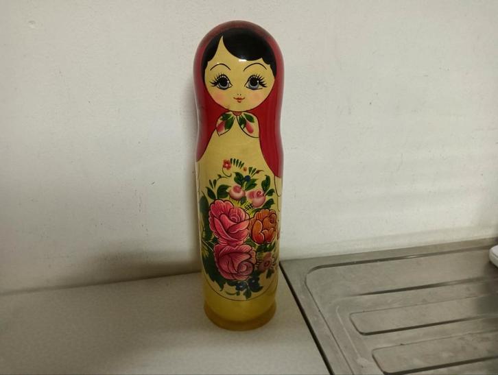 Matroesjka pop met flesje lekkers uit Rusland, Verzamelen, Poppen, Zo goed als nieuw, Overige typen, Ophalen of Verzenden