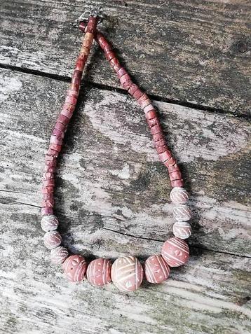 Prachtige ketting gemaakt van Bauxiet en kleikralen. beschikbaar voor biedingen