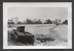 WOII foto: Vernietigde Russische tank in Russisch dorp., Verzenden, Landmacht, Duitsland, Foto of Poster