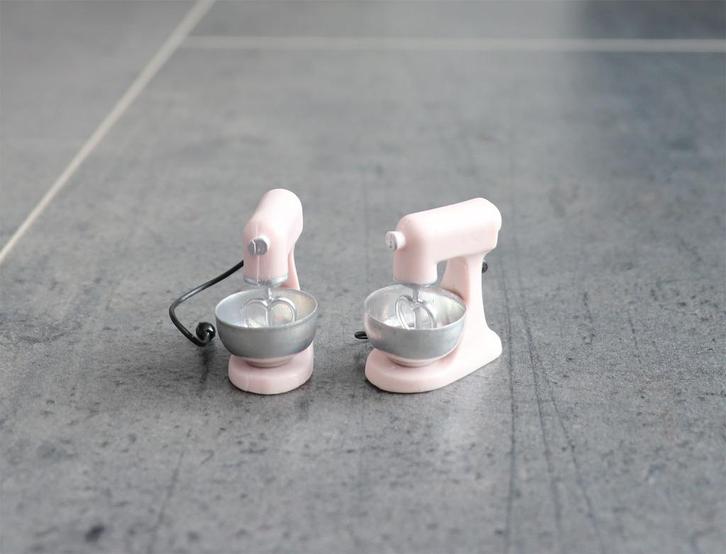 Staande mixer met kom keuken miniatuur nieuw 1:12 Roze, Verzamelen, Poppenhuizen en Toebehoren, Nieuw, Decoratie, Ophalen of Verzenden