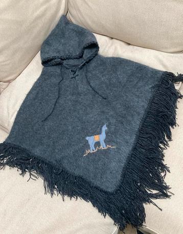 Superzachte wollen poncho beschikbaar voor biedingen