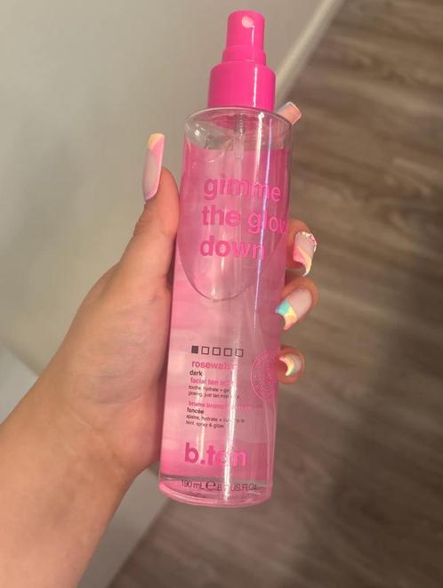 b. Tan Gimme the glow down face & body mist, Sieraden, Tassen en Uiterlijk, Uiterlijk | Cosmetica en Make-up, Nieuw, Make-up, Gehele gezicht