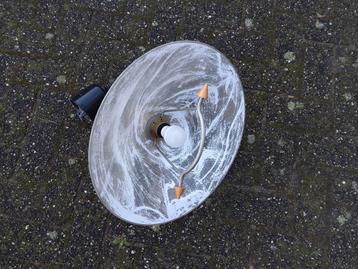 Een gefigureerd glazen hanglamp met hout
 beschikbaar voor biedingen