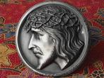Mooie antieke plaquette van tin met hoofd van Jezus 14,8 cm.