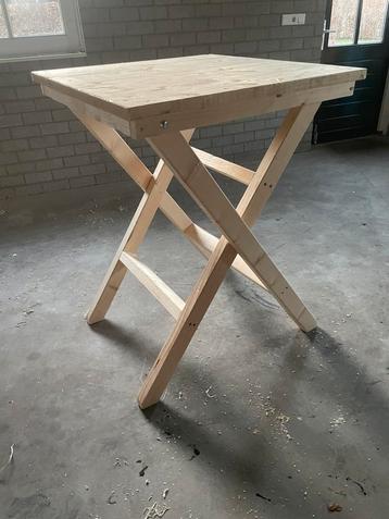 Staantafel beschikbaar voor biedingen