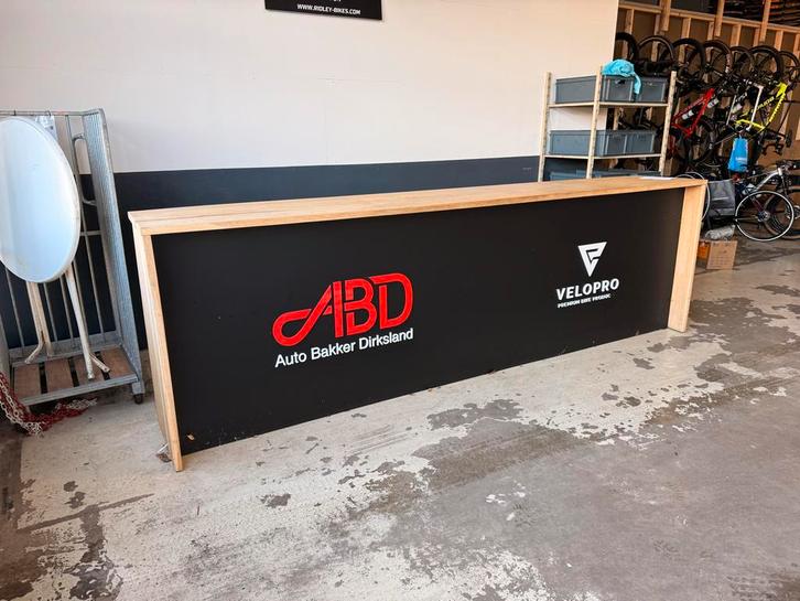 Lange eikenhouten Bar met Stopcontacten & Ethernet, Huis en Inrichting, Barkrukken, Zo goed als nieuw, 90 cm of meer, Hout, 5 krukken of meer