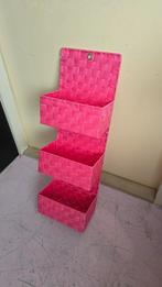 Hang mand met 3 bakjes roze fuchsia, Huis en Inrichting, Woonaccessoires | Krantenbakken en Lectuurbakken, Ophalen, Zo goed als nieuw