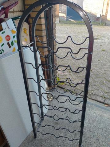 Wijn rek. 25 flessen. Grijs staal beschikbaar voor biedingen