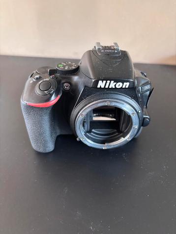 Nikon D5600 + 4 lenzen + accessoires beschikbaar voor biedingen