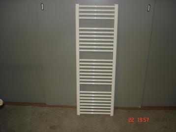 Handdoek radiator 133 cm hoog x 450 cm breed in het wit 601W beschikbaar voor biedingen