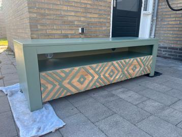GERESTAUREERD TV-MEUBEL beschikbaar voor biedingen