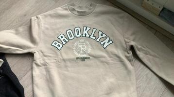 Kinderkleding 2 x sweater en 3x spijkerbroek beschikbaar voor biedingen