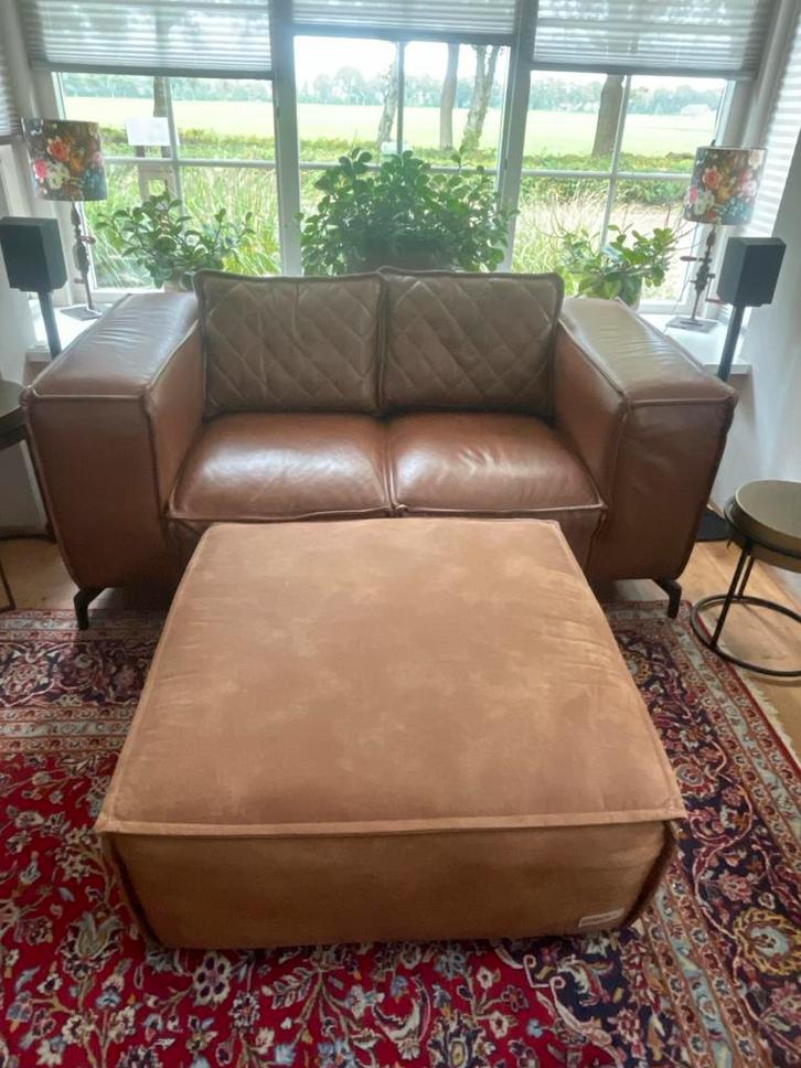 Leren 2-zits bank + boxspring/hocker + tapijt, Huis en Inrichting, Banken | Bankstellen, Zo goed als nieuw, Rechte bank, Tweepersoons