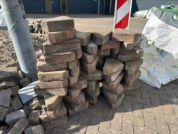Bischop mutsen stenen straatwerk beschikbaar voor biedingen