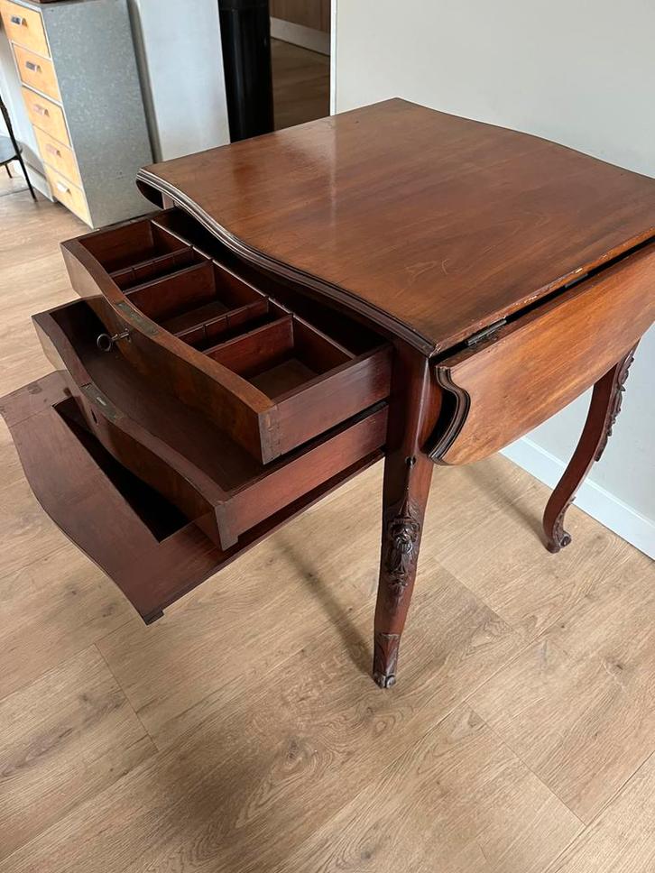 Antiek hangoortafeltje. Handwerk tafel., Antiek en Kunst, Antiek | Meubels | Tafels, Ophalen