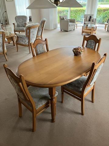 Eethoek met 4 stoelen, gepatineerd eiken beschikbaar voor biedingen