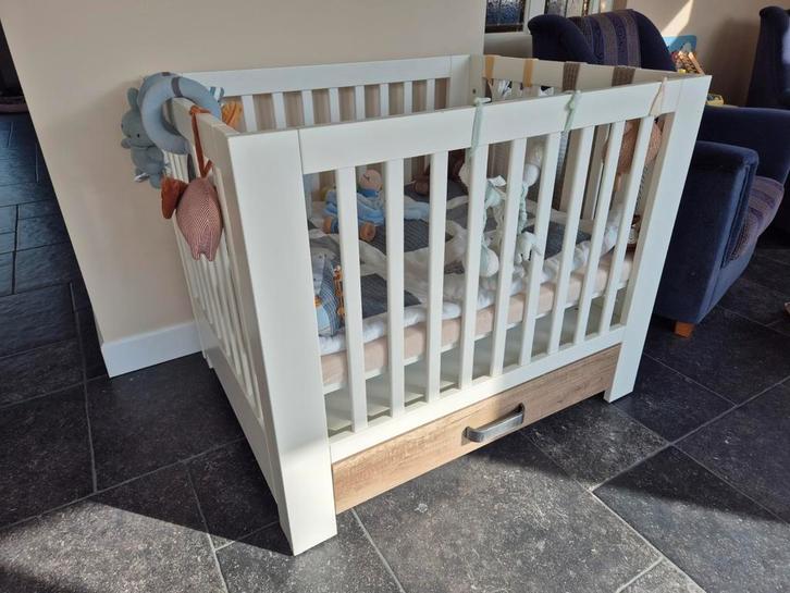 Kidsmill Long Island box wit met houten lade, Kinderen en Baby's, Boxen, Gebruikt, Rechthoekig, In hoogte verstelbaar, Lade, Ophalen