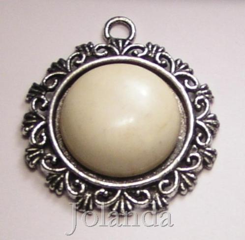 0882 Creme Witte Howliet Steen in Sierlijke Metalen Hanger, Hobby en Vrije tijd, Kralen en Sieraden maken, Nieuw, Hanger, Verzenden