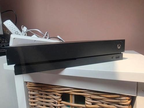 Xbox One X, 2 controllers en 3 spellen, Spelcomputers en Games, Games | Xbox One, Zo goed als nieuw, Overige genres, 2 spelers