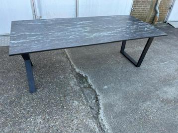 marmerlook zwart horeca eettafel stamtafel showroom model beschikbaar voor biedingen