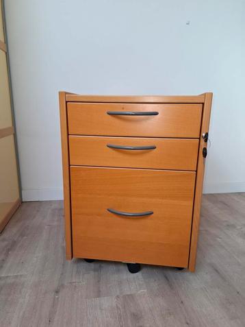 Effectiv rolladekast met drie lades. Beukenkleur.