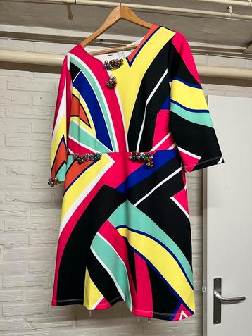 Kleurrijke jurk met opvallend design beschikbaar voor biedingen