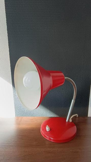 Vintage rode Anvia Hoogervorst jaren 60 bureaulamp beschikbaar voor biedingen