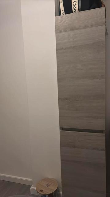 Grijze badkamer kast beschikbaar voor biedingen