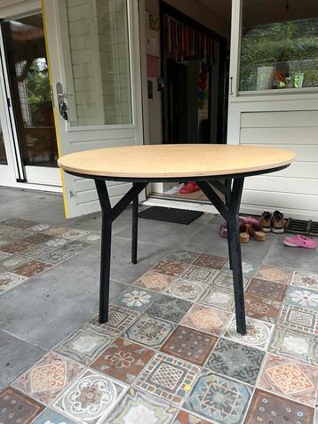 Ronde tafel met stalen onderstel 110cm beschikbaar voor biedingen