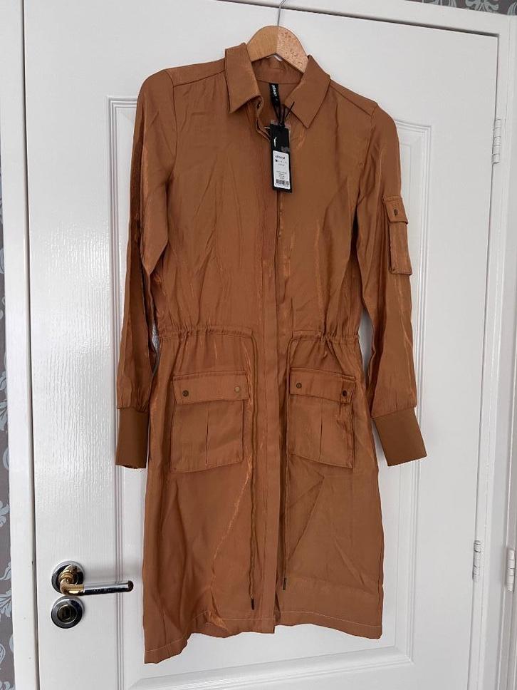 Eksept prachtig goud kleurig safari jurkje nieuw jurk XS, Kleding | Dames, Jurken, Nieuw, Maat 34 (XS) of kleiner, Bruin, Knielengte