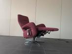 Luxe rode stoffen sta op stoel relax fauteuil  / relaxstoel, Huis en Inrichting, Fauteuils, Ophalen, Minder dan 75 cm, Zo goed als nieuw