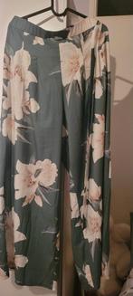 Groene broek met bloemenprint - Maat M, Kleding | Dames, Broeken en Pantalons, Maat 38/40 (M), Nieuw, Ophalen of Verzenden, Onbekend