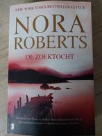 Nora Roberts - De Zoektocht (Zo goed als nieuw), Ophalen of Verzenden, Zo goed als nieuw, Nora Roberts, Nederland