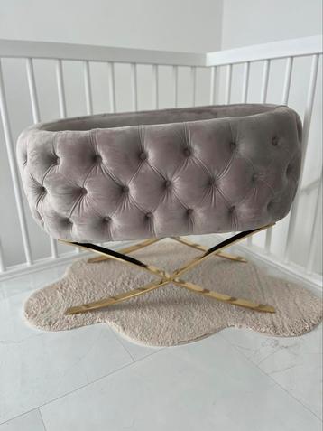 Luxe velvet babybedje – Taupe elegantie  beschikbaar voor biedingen