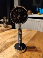 Kleine staande klok op veer. Functioneert goed. Hoogte: 22cm, Huis en Inrichting, Woonaccessoires | Klokken, Ophalen of Verzenden
