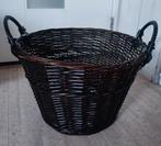 Donkerbruine rieten mand met brocante metalen handvatten, Ophalen of Verzenden, Zo goed als nieuw, Rechthoekig, Riet