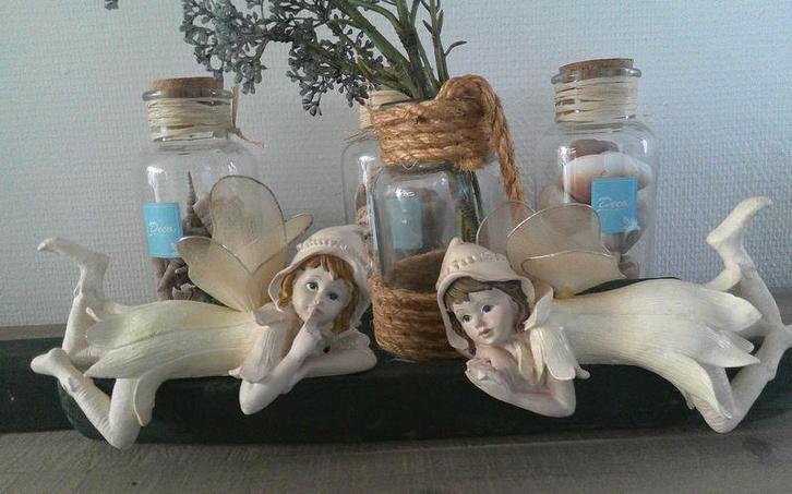 2 vintage bloemenmeisjes liggend op een randje, Antiek en Kunst, Curiosa en Brocante, Ophalen of Verzenden