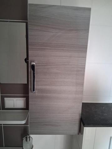 Bruin Badkamerkastje zgan. 1 jaar oud pas beschikbaar voor biedingen