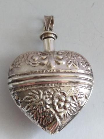 Parfum-flacon van zilver, Hart incl. oog 5,4 cm lang  beschikbaar voor biedingen