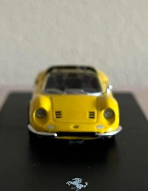 Schaalmodel 1:64 Ferrari Dino 246 GTS / nieuw in vitrine box, Hobby en Vrije tijd, Modelauto's | Overige schalen, Nieuw, Auto