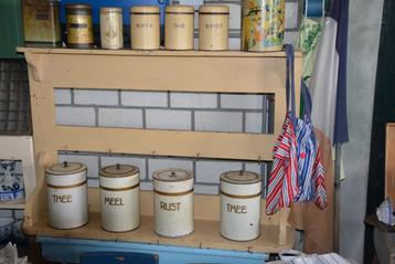 mooi geel houten wandrek / rek beschikbaar voor biedingen
