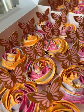 Gedecoreerde cupcakes te koop beschikbaar voor biedingen
