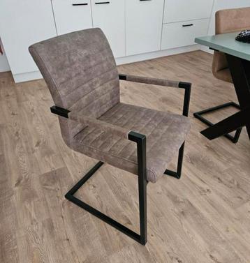 2 losse stoelen 30 euro per stuk samen 50 euro.  beschikbaar voor biedingen