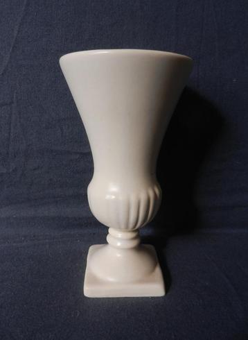 Flora Gouda mat witte urnvormige vaas model 2038. h. 14,8 cm beschikbaar voor biedingen