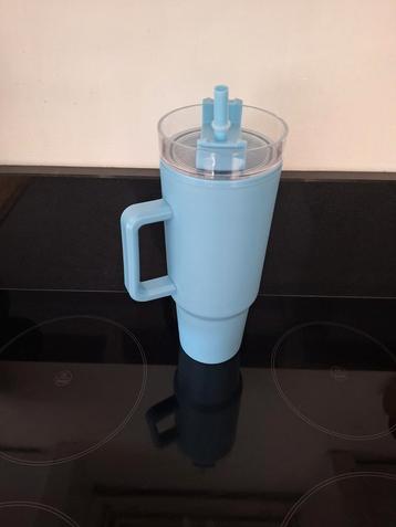 Blauw beker met handvat en rietje beschikbaar voor biedingen