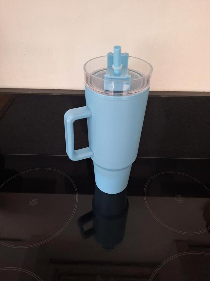 Blauw beker met handvat en rietje, Huis en Inrichting, Keuken | Keukenbenodigdheden, Nieuw, Ophalen of Verzenden