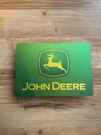 Reclamebord John Deere logo embleem, aluminium, 40x57 cm,, Verzamelen, Ophalen of Verzenden, Nieuw, Reclamebord