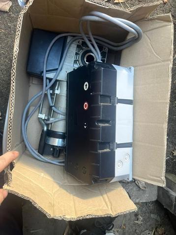 Nieuwe en gebruikte motoren, openers, aandrijving garagedeur beschikbaar voor biedingen