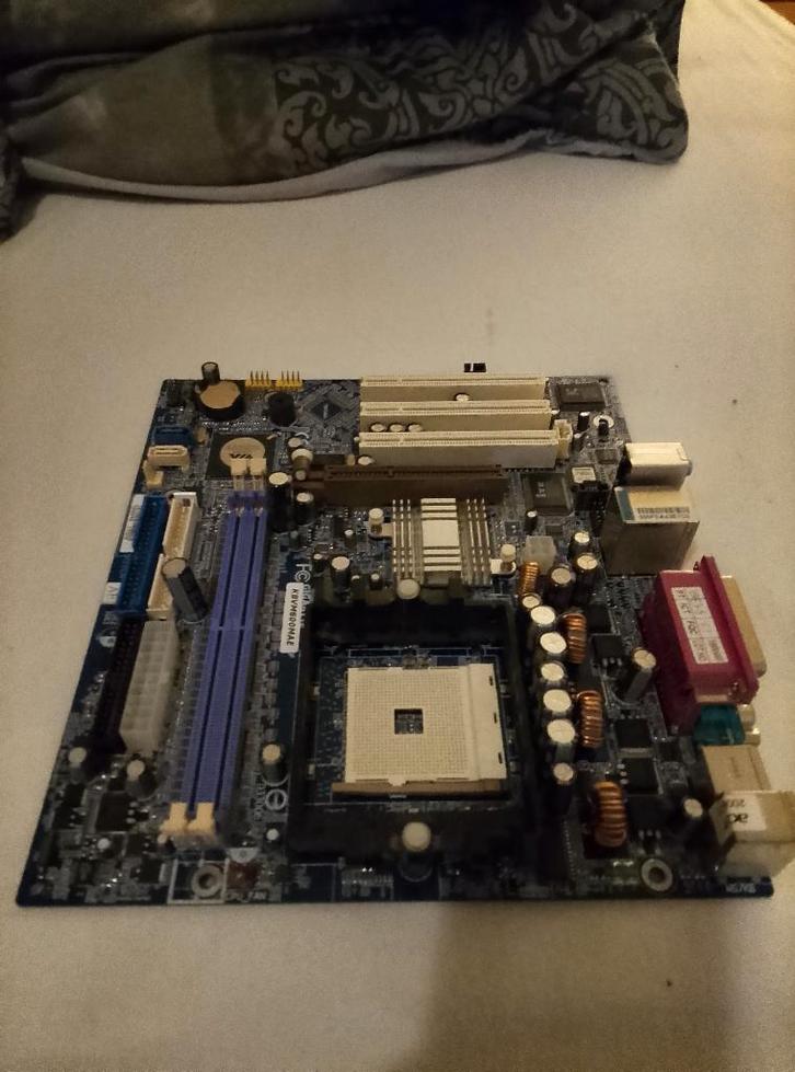GIGABYTE K8VM800MAE, Computers en Software, Moederborden, Gebruikt, AMD, DDR4, Ophalen of Verzenden